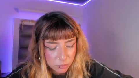 hellen__smith_ online show from August 9, 12:11 am