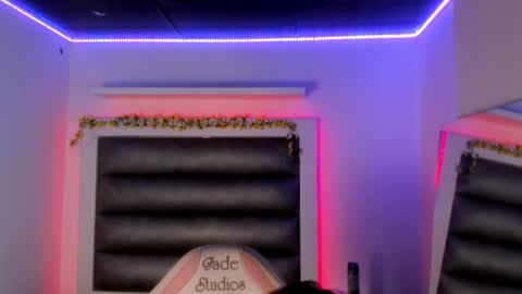 hellen__smith_ online show from August 13, 10:35 pm