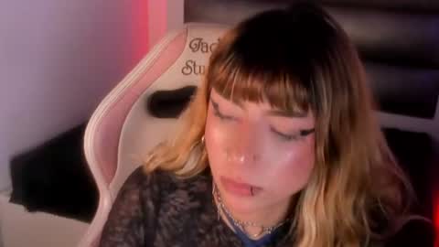 hellen__smith_ online show from August 14, 12:47 am