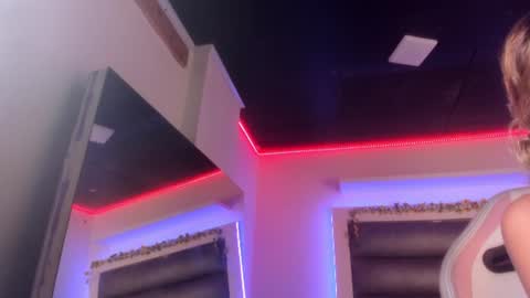 hellen__smith_ online show from August 17, 8:14 pm