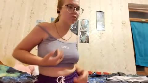 Leila online show from August 4, 8:06 pm