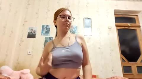 Leila online show from August 6, 9:25 pm