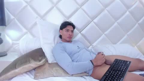 henry_evans_ online show from August 15, 10:08 am