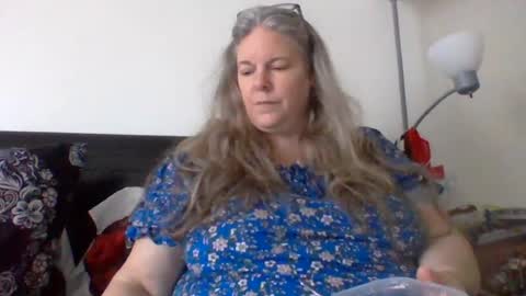 hippysnewhere online show from August 3, 8:38 pm