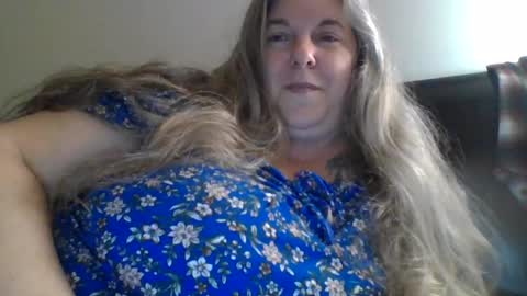 hippysnewhere online show from August 4, 5:59 am