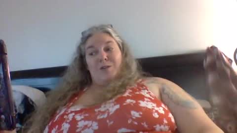 hippysnewhere online show from August 4, 12:13 pm