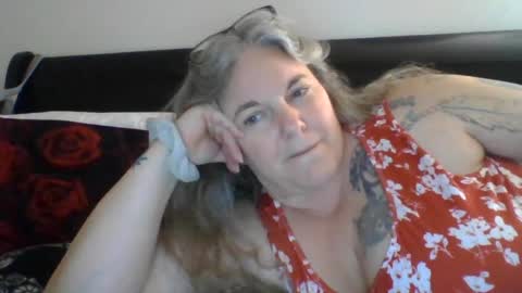 hippysnewhere online show from August 5, 5:05 am