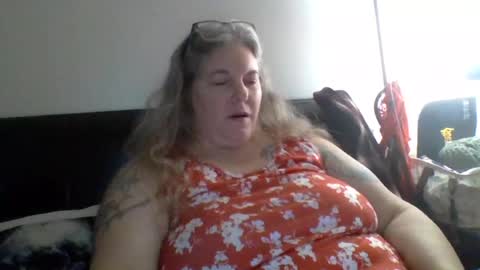 hippysnewhere online show from August 5, 8:56 am