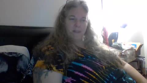 hippysnewhere online show from August 6, 3:49 am