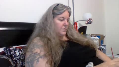 hippysnewhere online show from August 7, 12:10 am