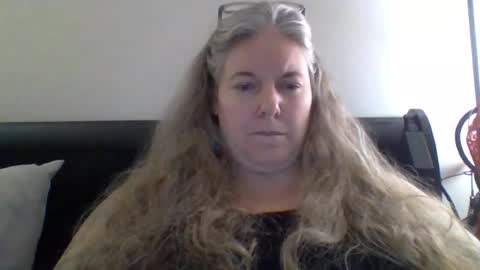 hippysnewhere online show from August 7, 2:33 am