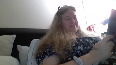 hippysnewhere online show from August 8, 2:55 am