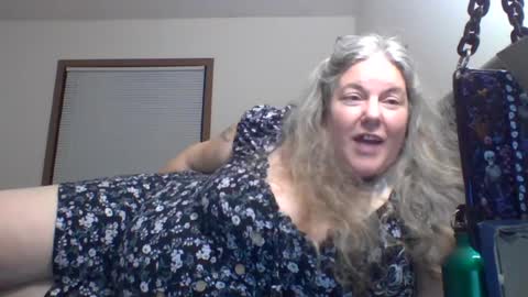 hippysnewhere online show from August 8, 4:34 am