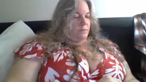 hippysnewhere online show from August 9, 3:40 am