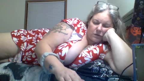 hippysnewhere online show from August 10, 4:14 am