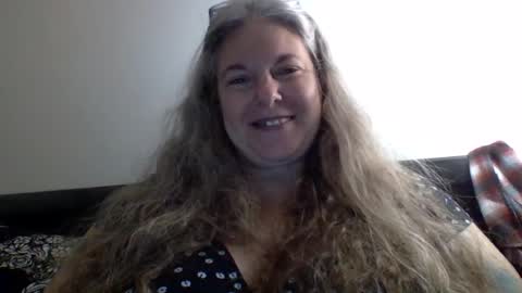 hippysnewhere online show from August 11, 9:00 am