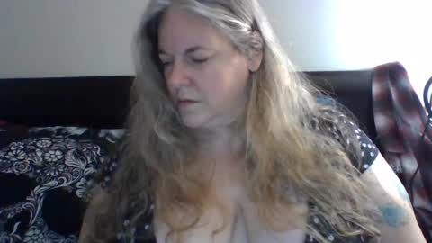 hippysnewhere online show from August 11, 10:06 am