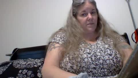 hippysnewhere online show from August 13, 12:46 am