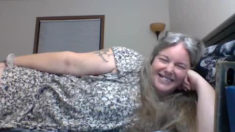 hippysnewhere online show from August 13, 2:03 am