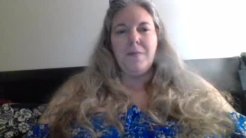 hippysnewhere online show from August 13, 8:50 am
