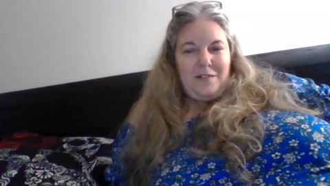 hippysnewhere online show from August 13, 9:56 am
