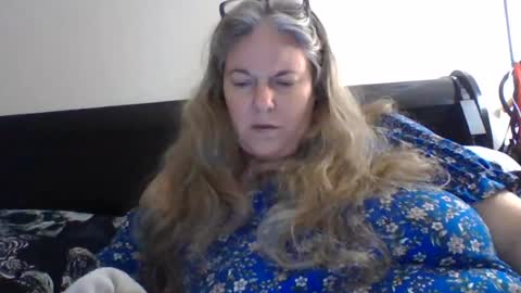 hippysnewhere online show from August 13, 11:02 am