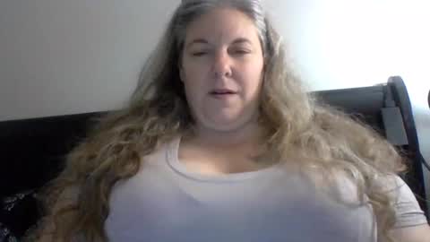 hippysnewhere online show from August 14, 8:51 am