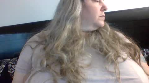 hippysnewhere online show from August 15, 12:58 am