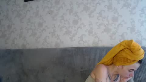 HitGyrl online show from August 14, 5:33 am
