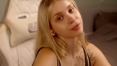 Holly online show from August 6, 7:02 pm