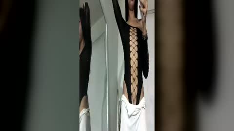 hoe_freesia online show from July 5, 6:44 pm