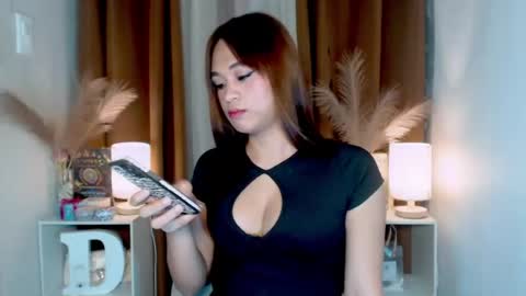 hoelymarie online show from July 28, 12:00 pm