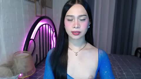 hoelymolly online show from July 5, 8:45 pm