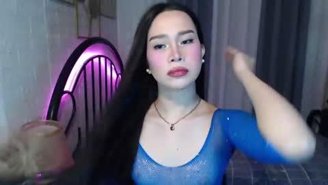 hoelymolly online show from July 6, 7:17 pm