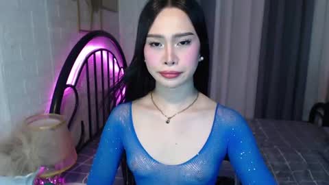 hoelymolly online show from July 6, 8:23 pm