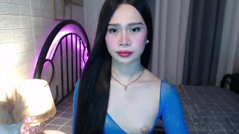 hoelymolly online show from July 7, 8:24 pm