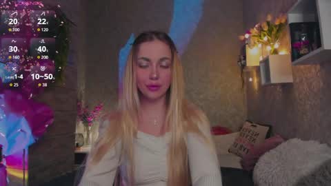 holly_molly8 online show from April 25, 9:32 pm