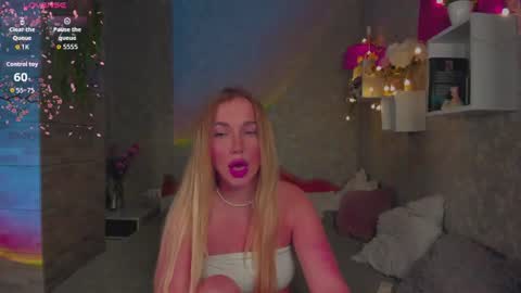 holly_molly8 online show from August 3, 8:27 pm