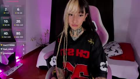 Holly Hudson     online show from August 8, 1:16 am