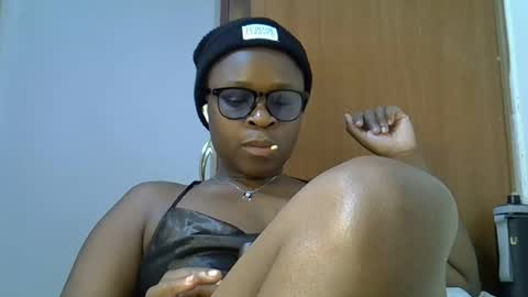 holy_ebony online show from August 12, 11:07 pm