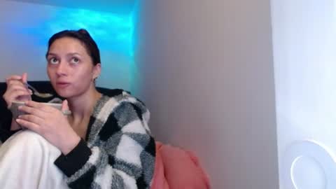 holy_julii online show from August 6, 1:59 am