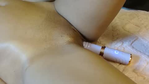 honeygoldenbaddie24 online show from April 18, 7:01 pm