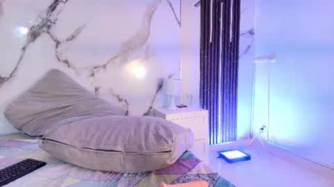 HONEY HIPS online show from August 13, 3:26 pm