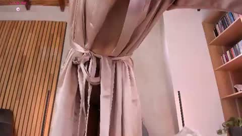 Sofia independent model online show from August 15, 12:42 pm