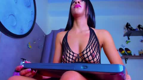 honnyy_23 online show from August 12, 10:34 pm