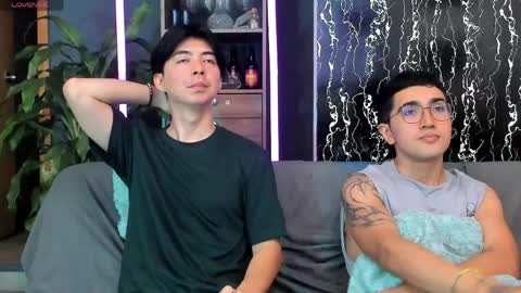 Alex and Camilo online show from April 6, 6:01 pm