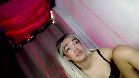 hot_moma69 online show from May 7, 7:53 am