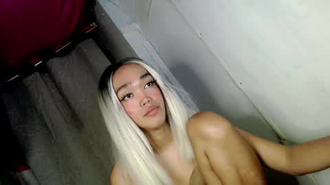 hot_moma69 online show from May 10, 2:30 pm