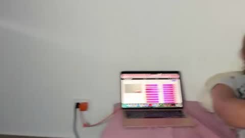 YounHotCouple online show from July 16, 7:53 am