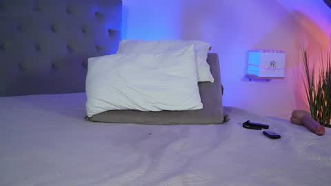 hotmilfbitch online show from July 26, 10:15 pm